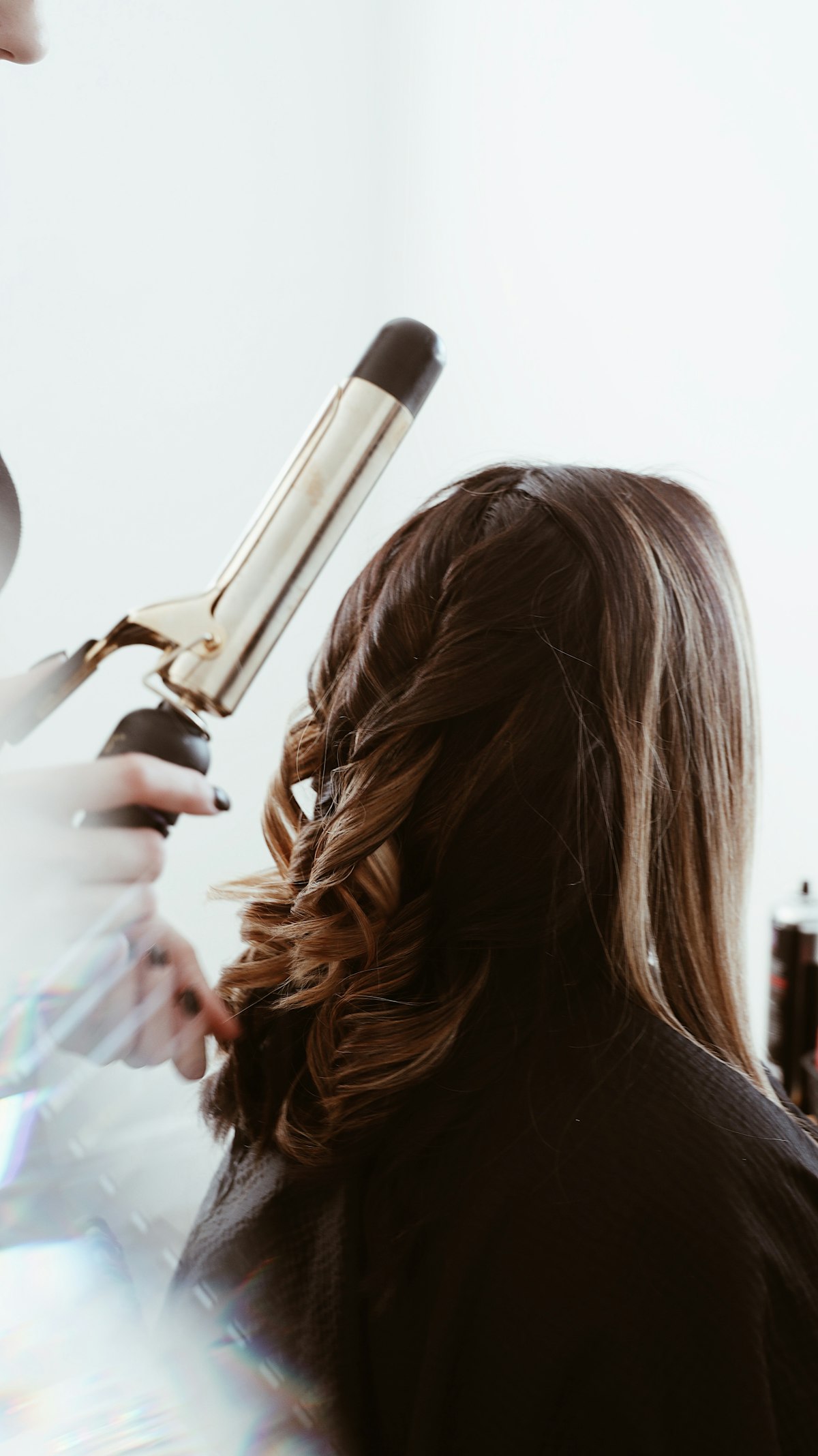 Estilista creando ondas en el salón