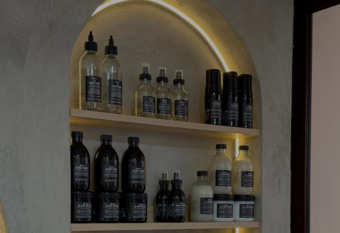 Repisa con productos de cuidado capilar sustentables