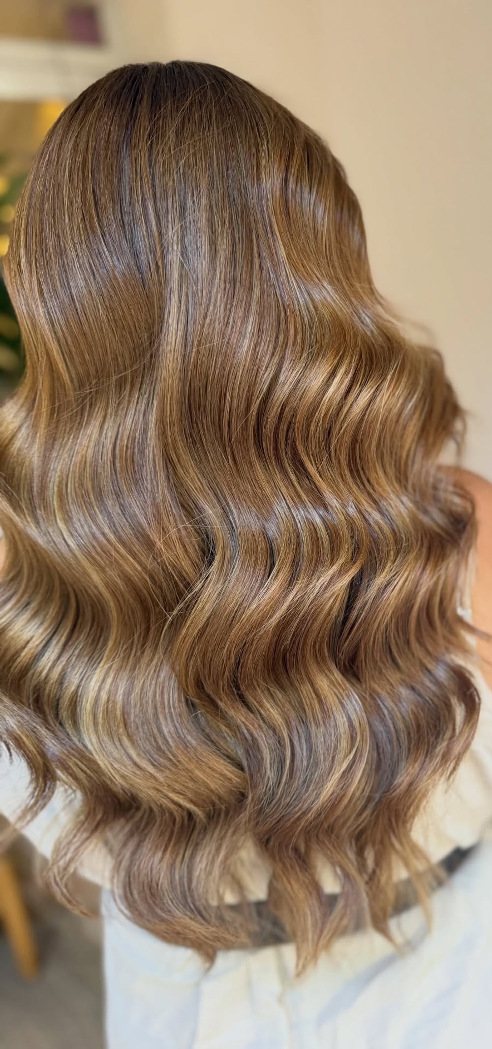 Melena castaña con ondas glamour trabajada en Uriarte Salón