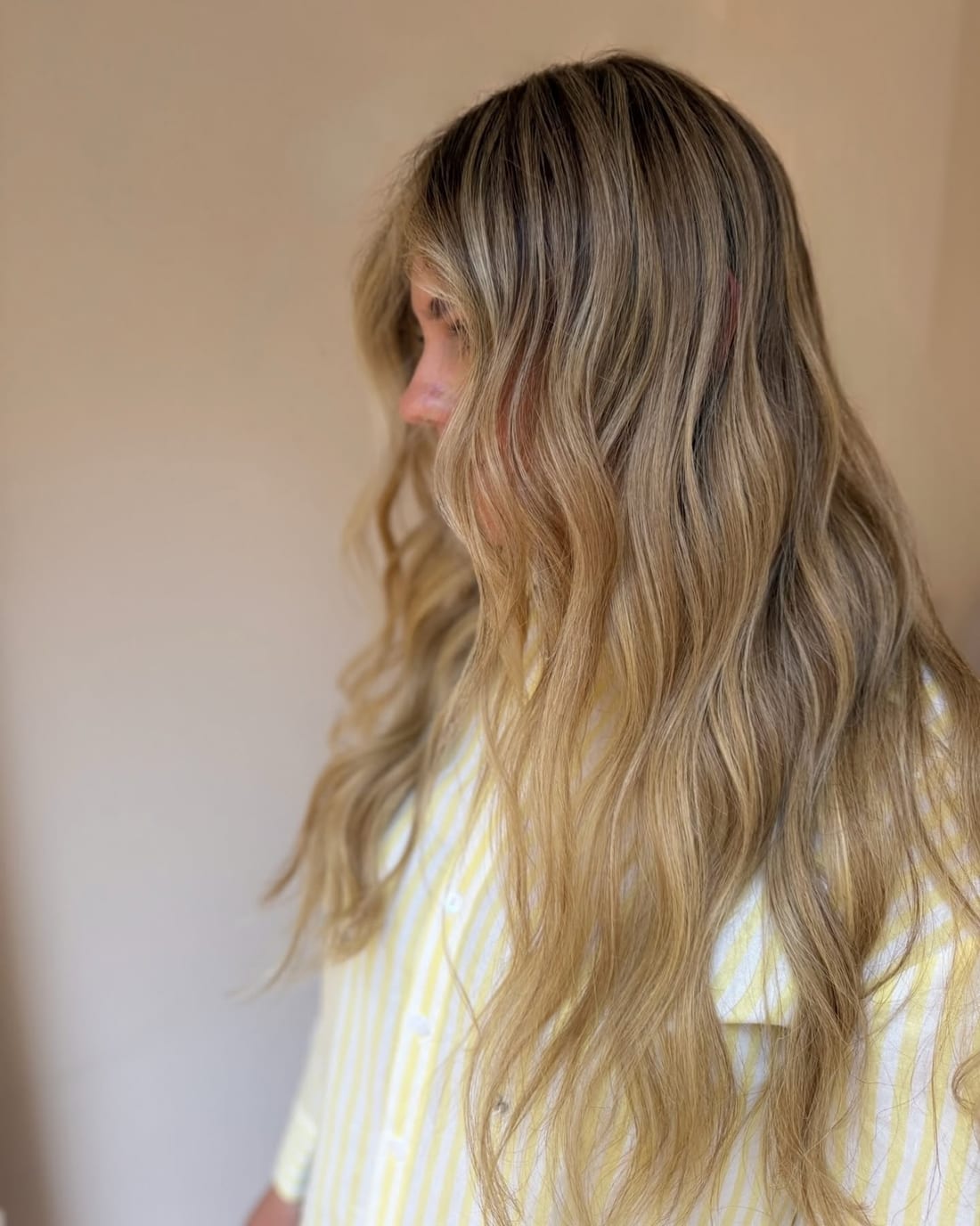 Resultado de balayage rubio natural con ondas largas